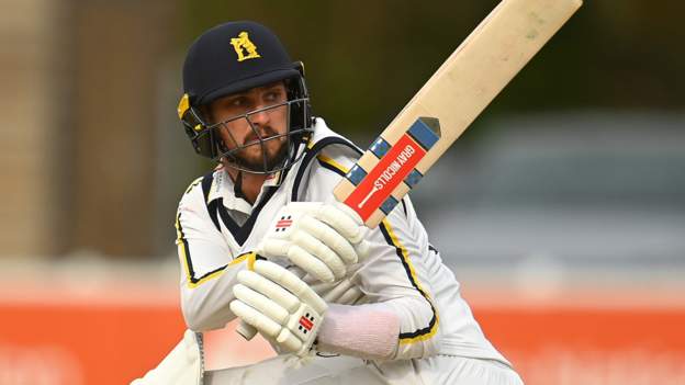 County Championship: Ed Barnard bats Warwickshire into strong position against Worcestershire