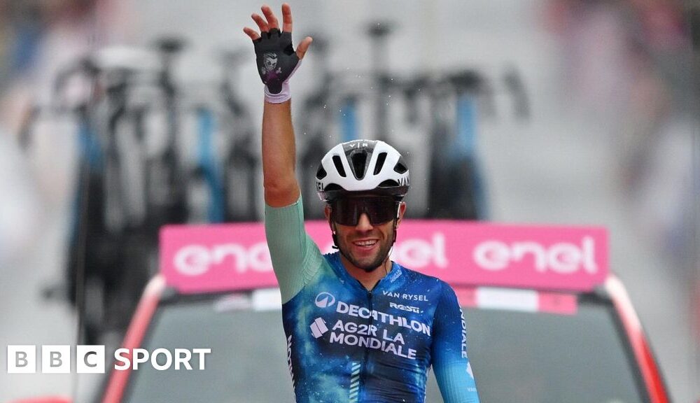 Giro d'Italia: Andrea Vendrame powers to stage 19 win as Geraint Thomas crashes