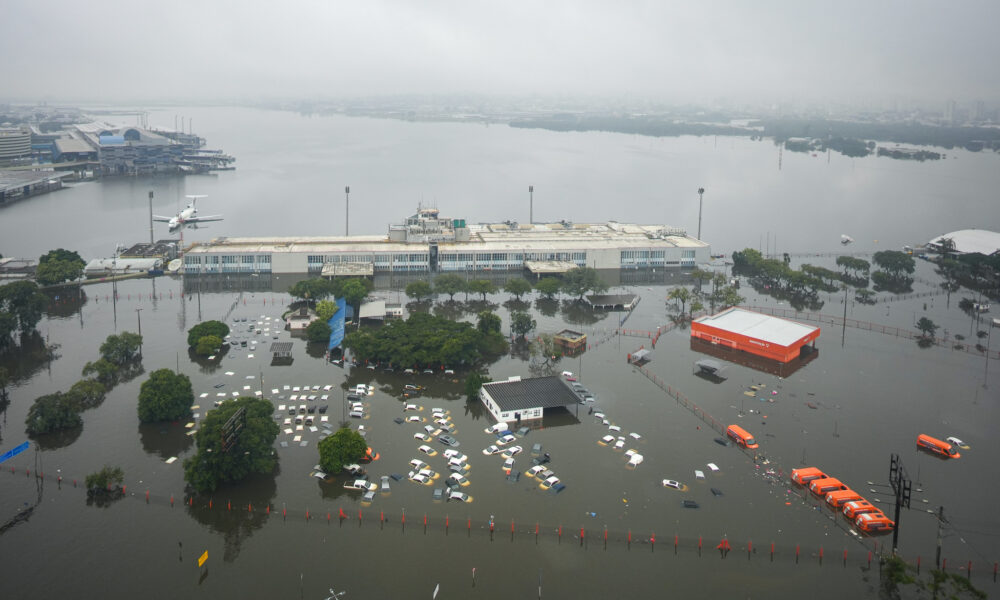 Cars completely covered by floodwater in Porto Alegre (Mauricio Tonetto/Government of Rio Grande do Sul courtesy)