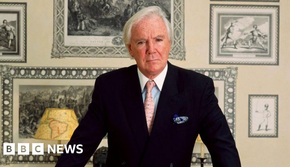 Leading business figure Sir Anthony O'Reilly dies