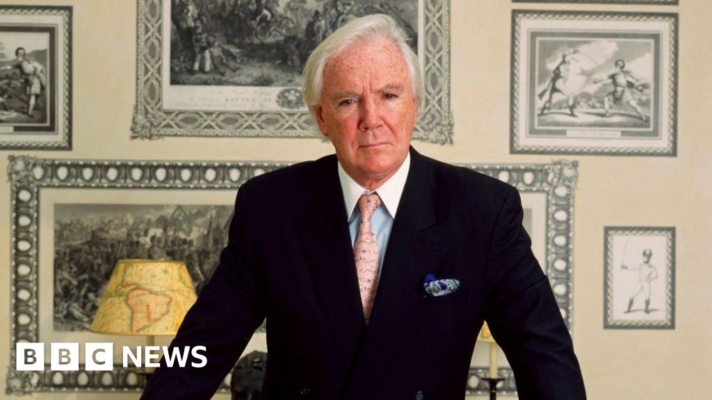 Leading business figure Sir Anthony O'Reilly dies