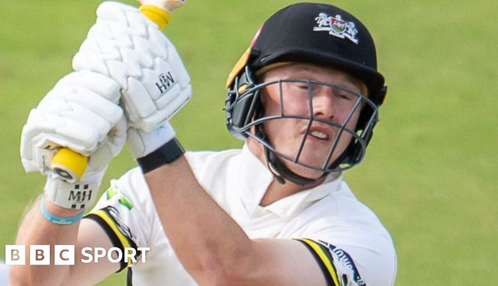 Northamptonshire-Gloucestershire: Miles Hammond hits century