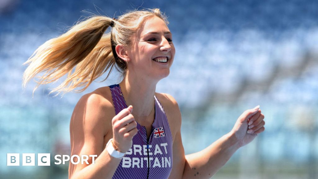 Great Britain's Molly Caudery sets new pole vault national record