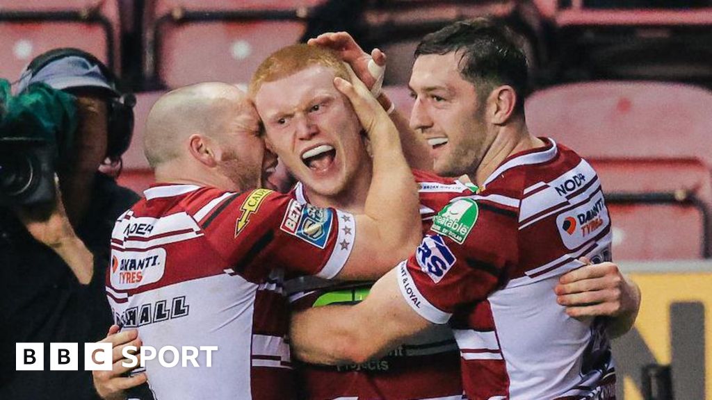 Super League: Wigan Warriors 16-12 St Helens - Zach Eckersley try decides derby