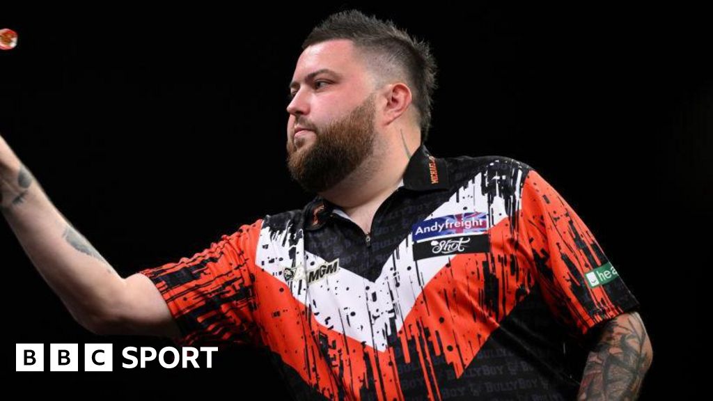 World Matchplay Darts: Michael Smith and Michael van Gerwen reach quarter-finals