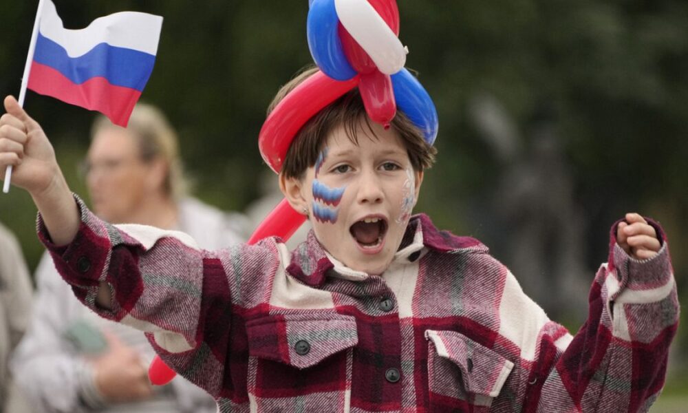 Russia celebrated Flag Day with parades in major cities