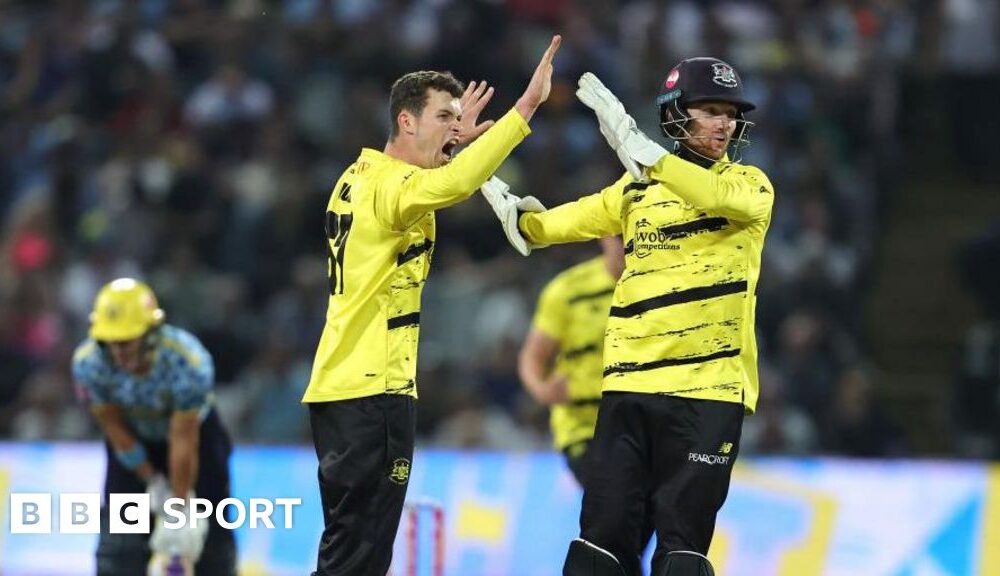 T20 Blast: Gloucestershire stun Birmingham Bears to reach Finals Day