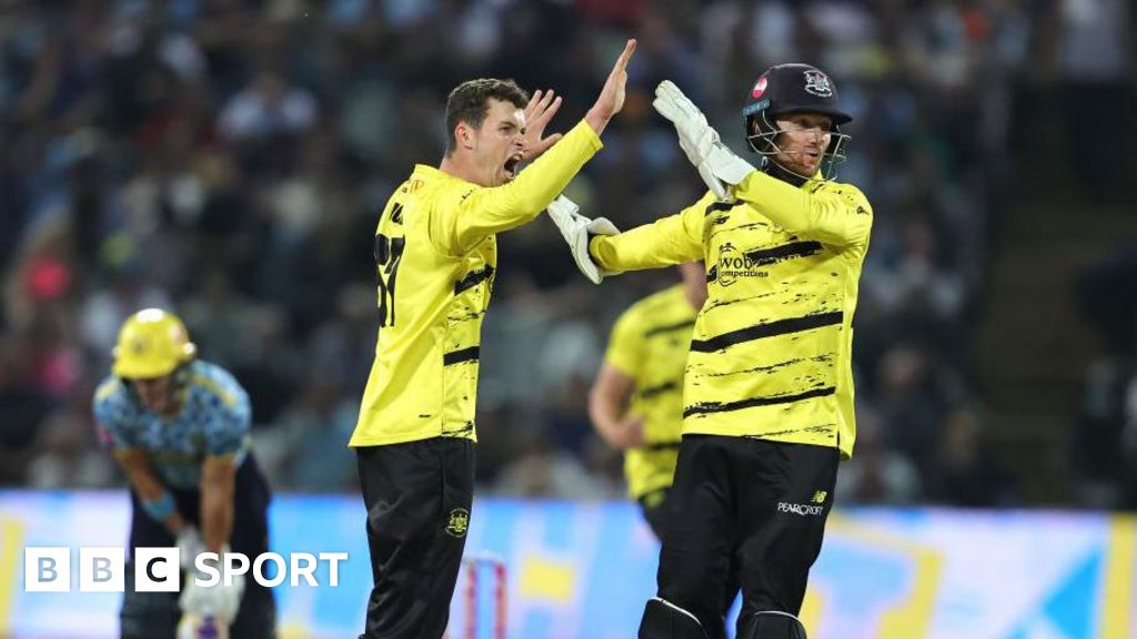 T20 Blast: Gloucestershire stun Birmingham Bears to reach Finals Day